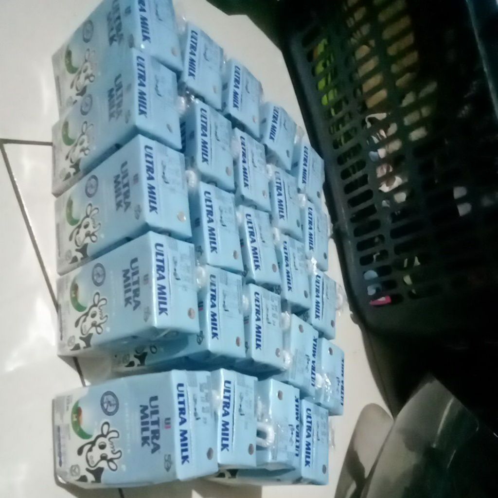 

susu ultra Milk 125 ml full cream isi 25 pcs cocok buat dijual atau dikonsumsi [masa exp 08 mar 2026]