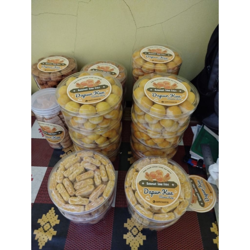 

ANEKA KUE KERING KHAS LEBARAN NASTAR KASTENGEL BOLA BOLA KEJU SEMPRIT ROTI KACANG