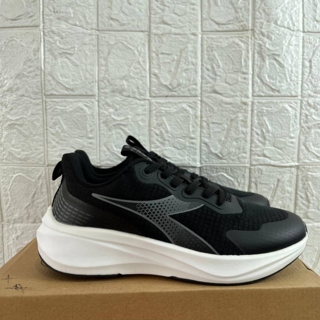 SEPATU DIADORA PRIA DIADORA MARIO BLACK WHITE SPORTY RUNNING CASUAL SNEAKER COD ORIGINAL MAN