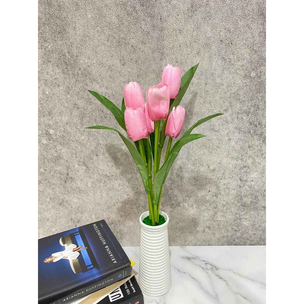 RANGKAIAN BUNGA TULIP ARTIFICIAL DENGAN VAS TINGGI