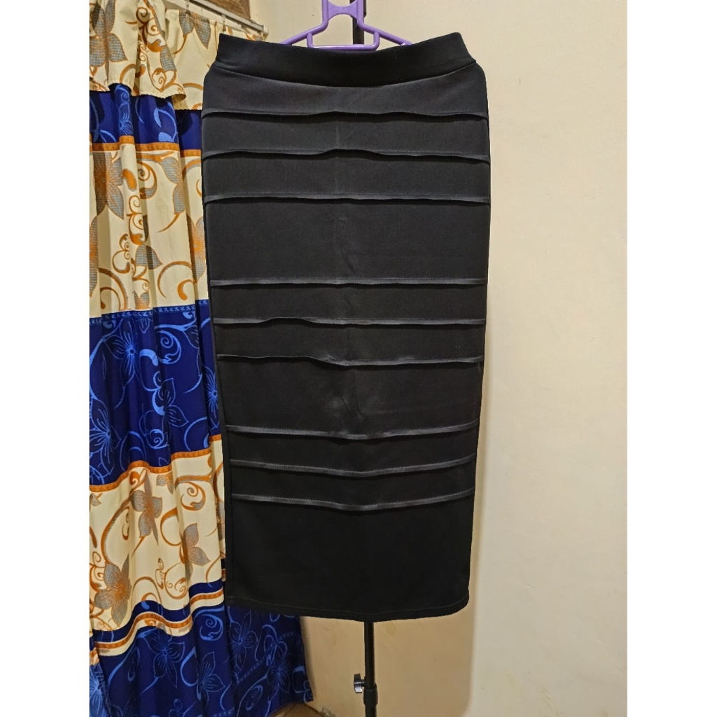 [PRELOVED] Rok Span Panjang - Rok Scuba Hitam