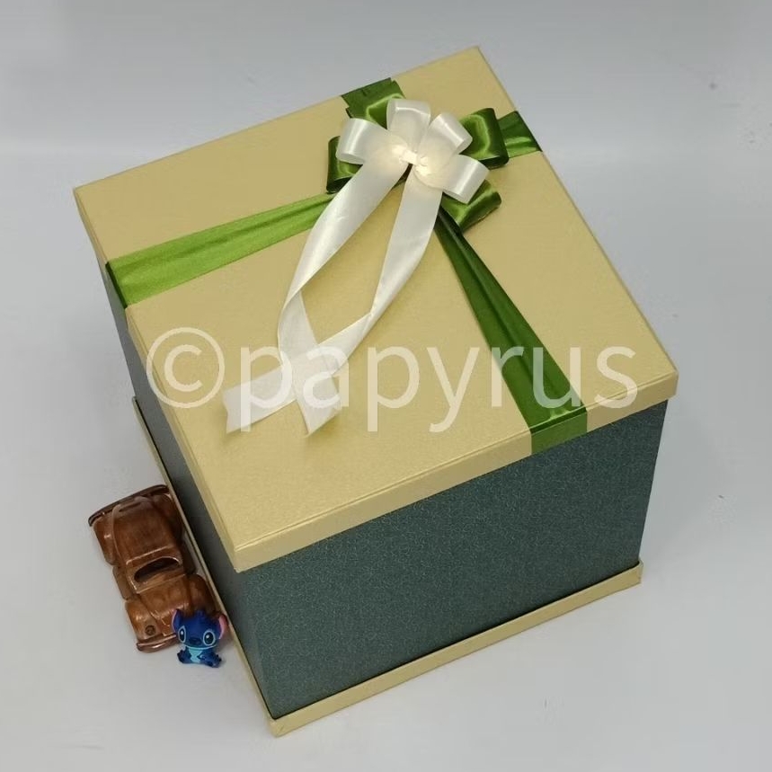 

PAPYRUS Sandwich 30x30 Tinggi 30cm Kotak Kado Gift Box V2