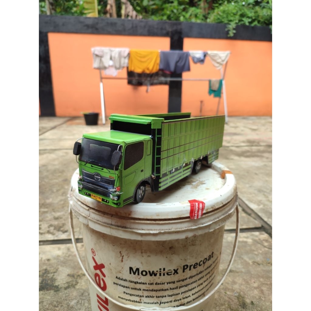 Mainan koleksi miniatur tronton Hino 500 mainan dan koleksi lampu LED