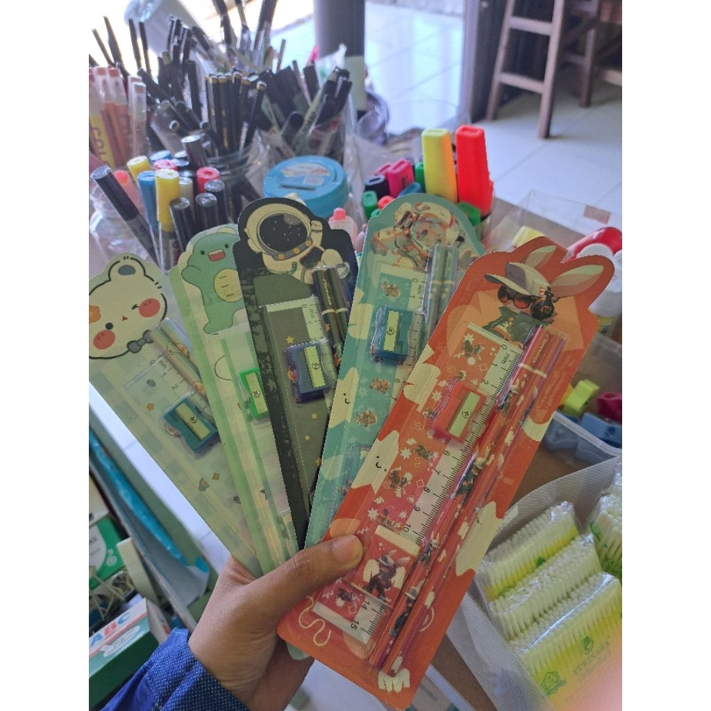 

SET 4 IN 1 PENSIL PENGHAPUS PERUNCING PENGGARIS