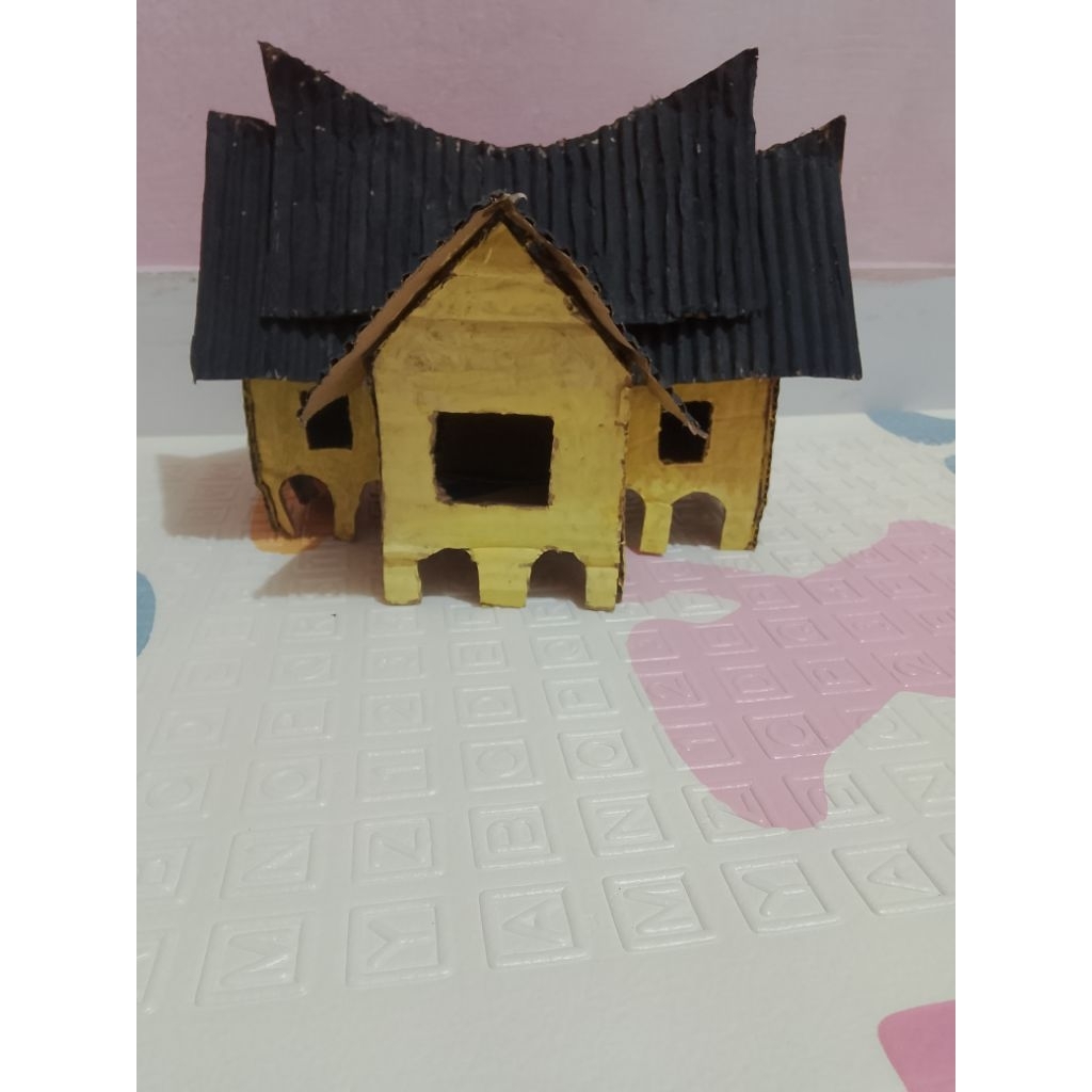 Miniatur rumah gadang minang dari kardus