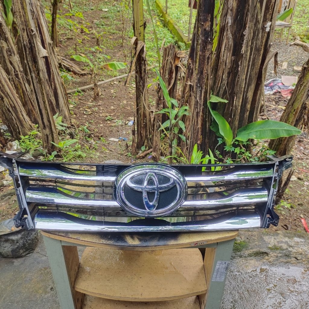 Grill Toyota Fortuner VRZ original