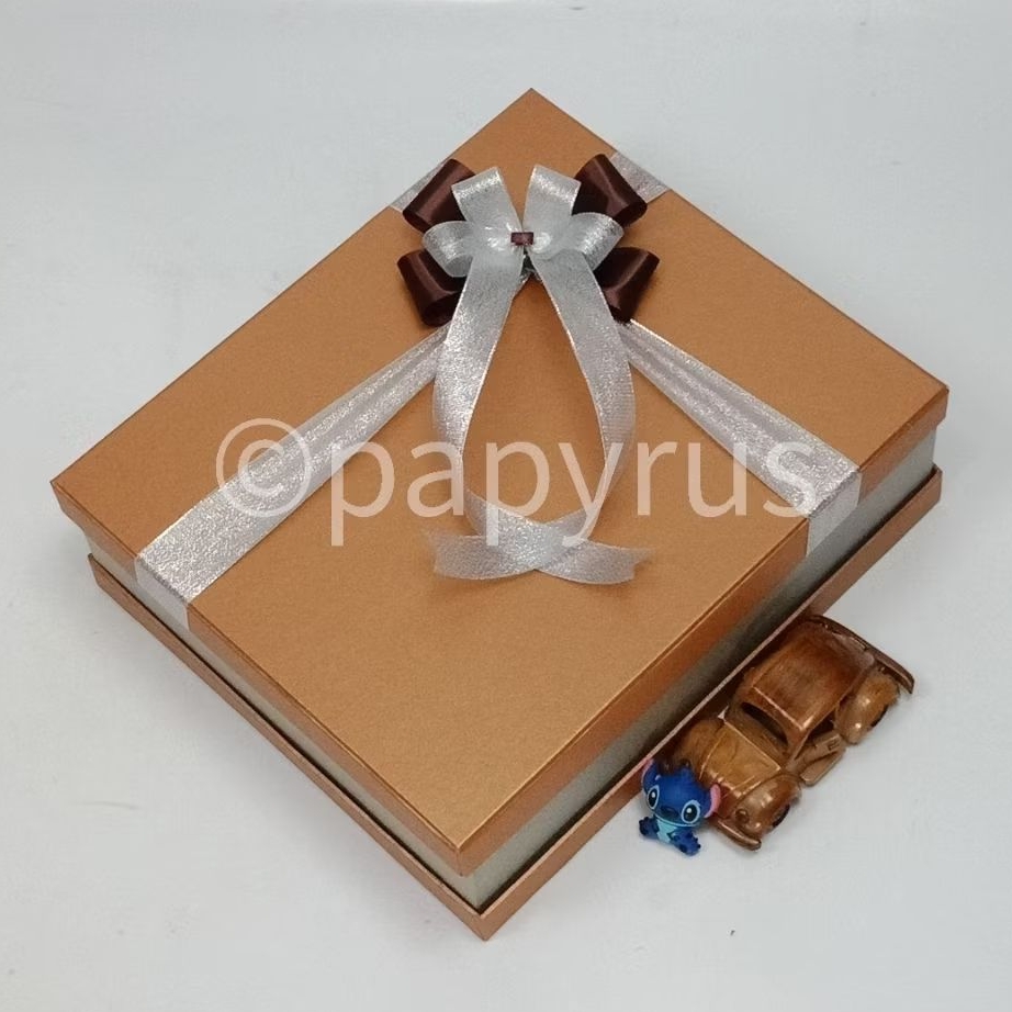 

PAPYRUS Sandwich 30x35 Tinggi 10cm Kotak Kado Gift Box Hadiah V2