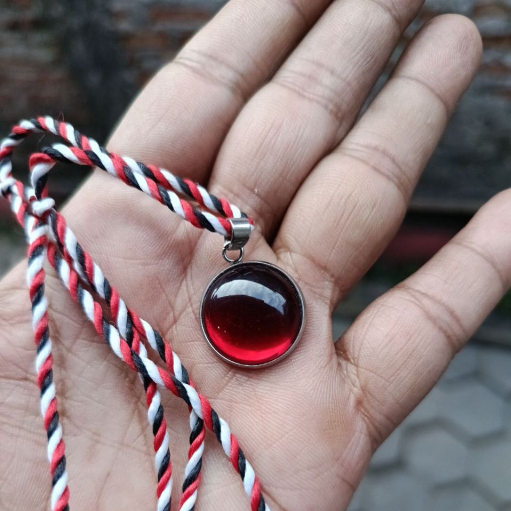 liontin batu delima merah siyem bulat tali tridatu
