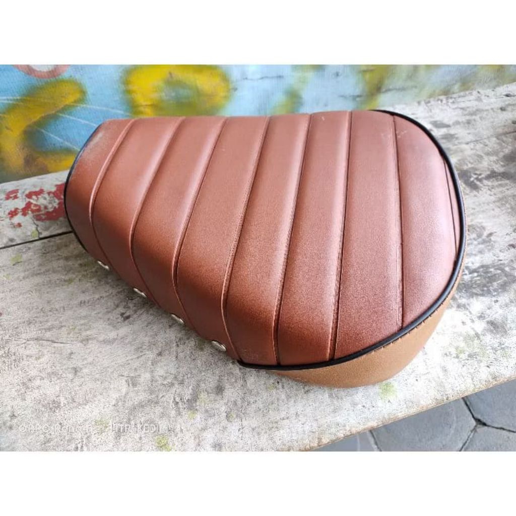 JOK PISAH / SADEL DEPAN MOTOR HONDA C50(PISPOT) C70 COKLAT KOMBINASI BISA REGUEST