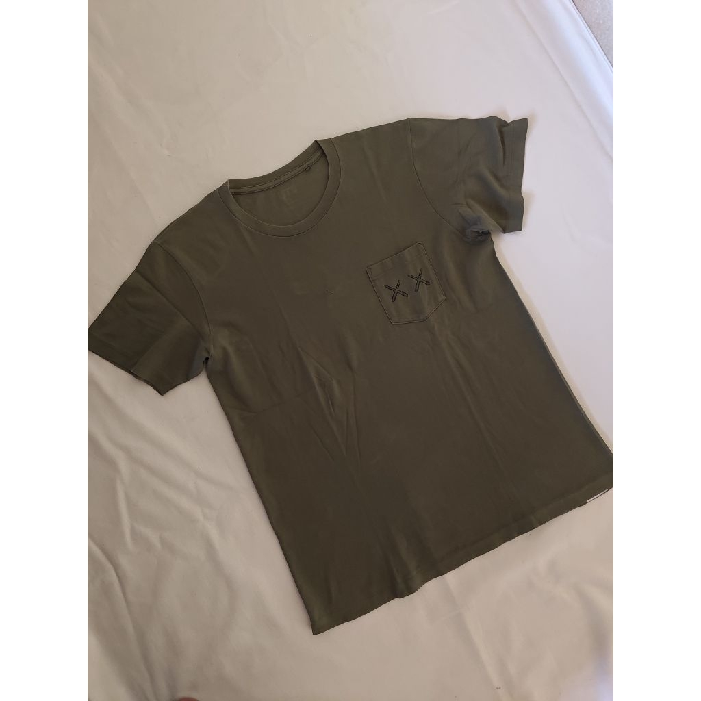 Baju Kaos Uniqlo Colab Kaws Pocket