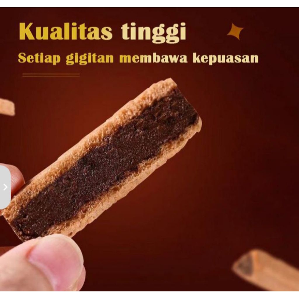 

Kalio wafer batang cokelat panjang dengan sudut cokelat berisi isian kue kering berbentuk segitiga