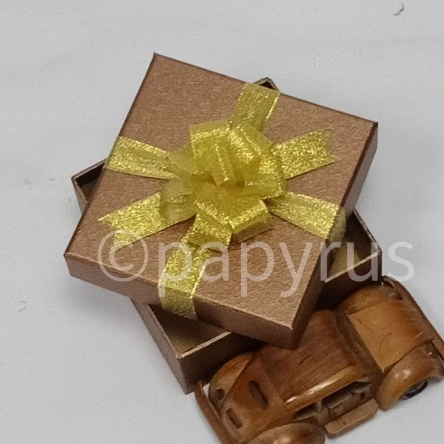 

PAPYRUS 12,5X12,5 Tinggi 5cm Kotak Kado Gift Box V1