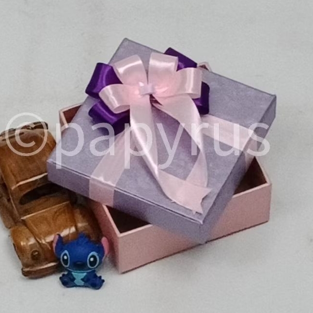 

PAPYRUS Kombinasi 12,5x12,5 Tinggi 5cm Kotak Kado Gift Box Hadiah V3