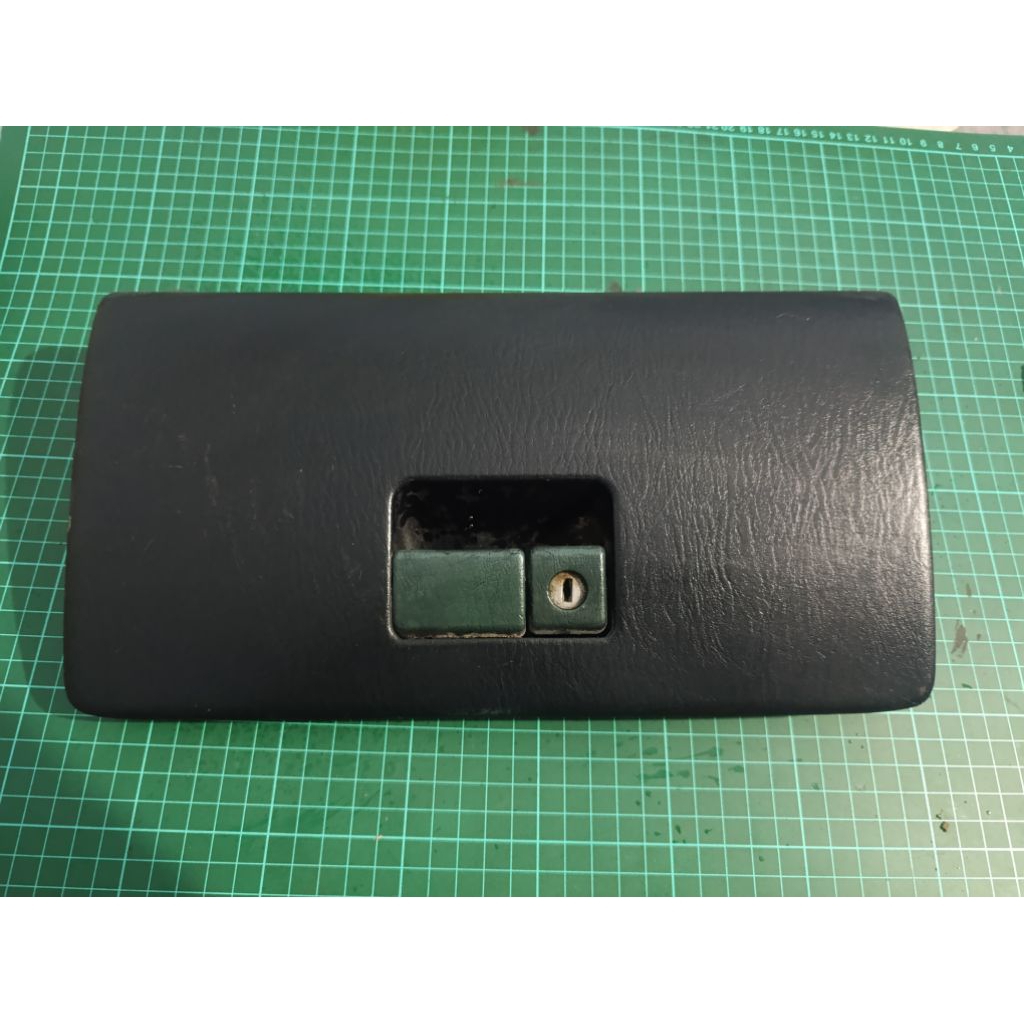 tutup laci dashbord kijang kapsul 97 99