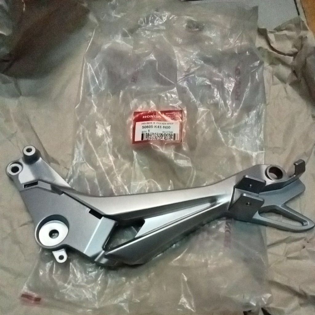 50605K41N00 – HOLDER R PILLION STEP, DUDUKAN STEP BELAKANG KANAN SUPRA X 125 NEW ORI AHM