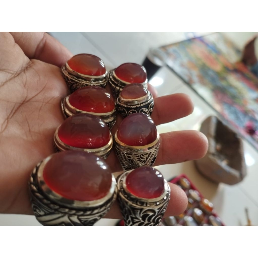 Obi nukleus alas merah