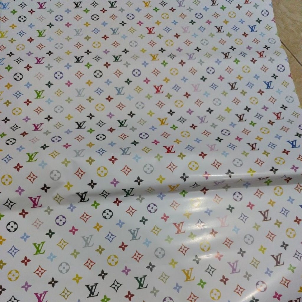 

kertas kado glossy LV