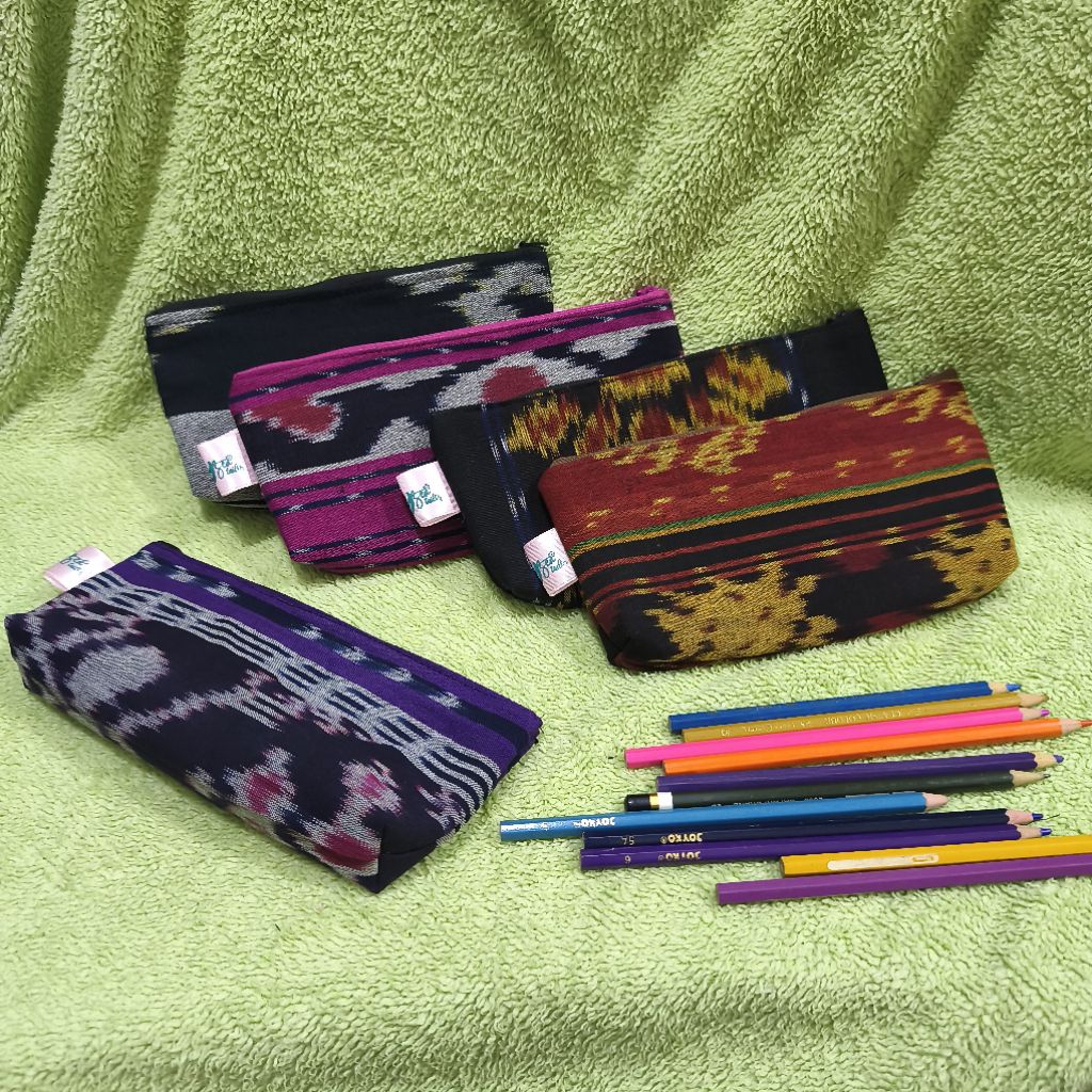 

Tempat pensil tenun sovenir ulang tahun