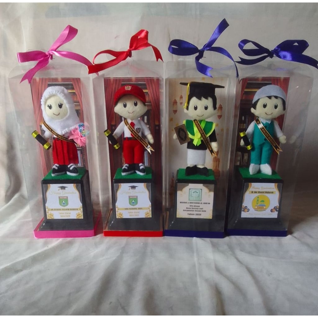 Boneka wisuda | trophy | hadiah wisuda| hadiah anak TK SD SMP SMK