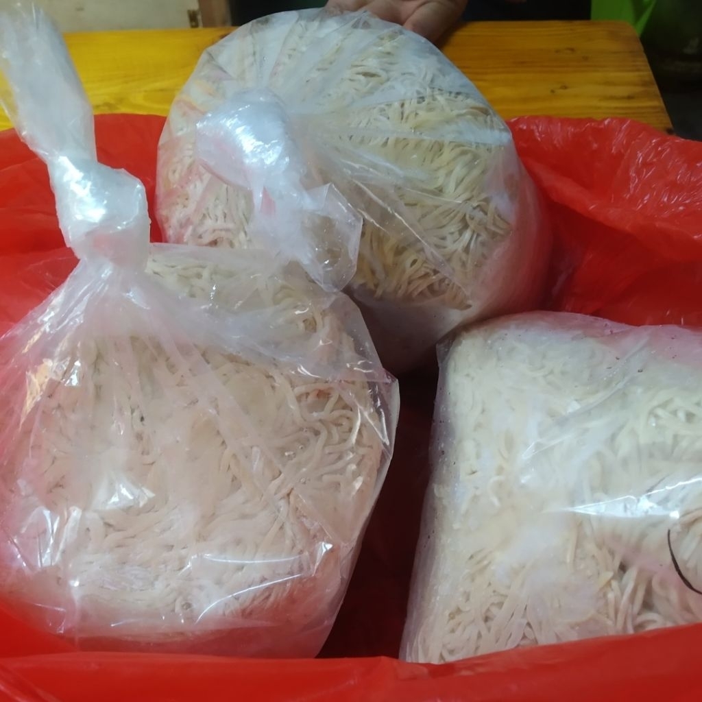 

Mentahan Mie Telur Bakmie 500gr 300gr Mie Gacoan Lurus Kenyal
