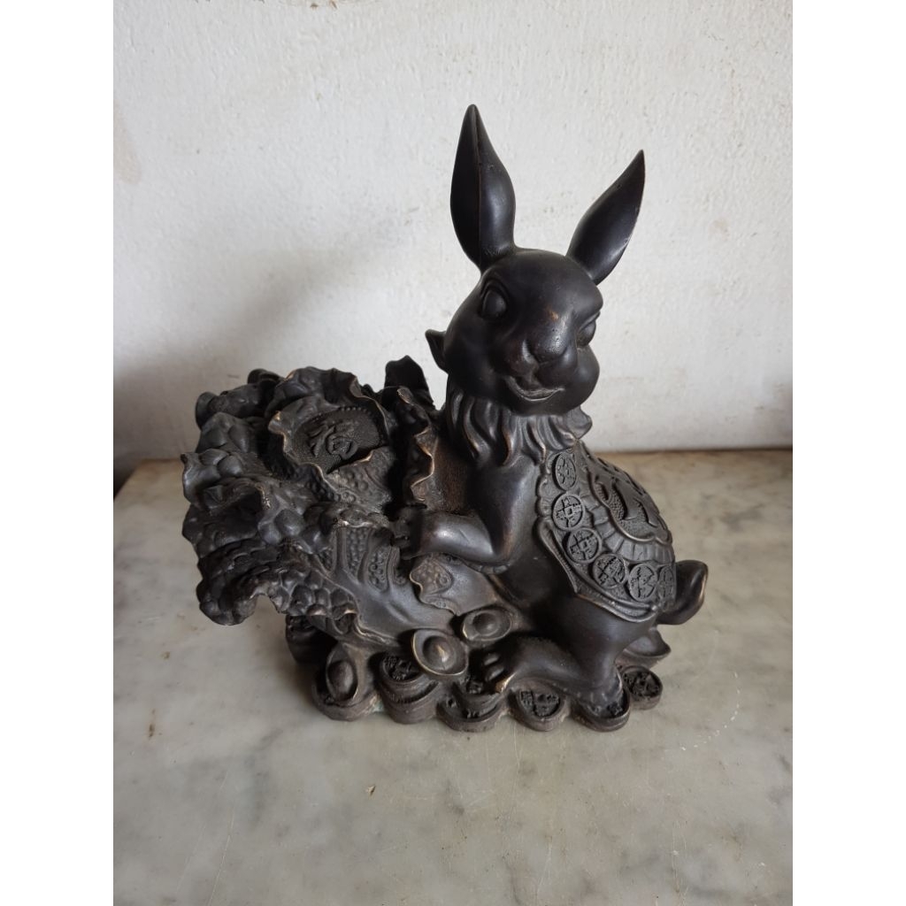patung kelinci antik perunggu