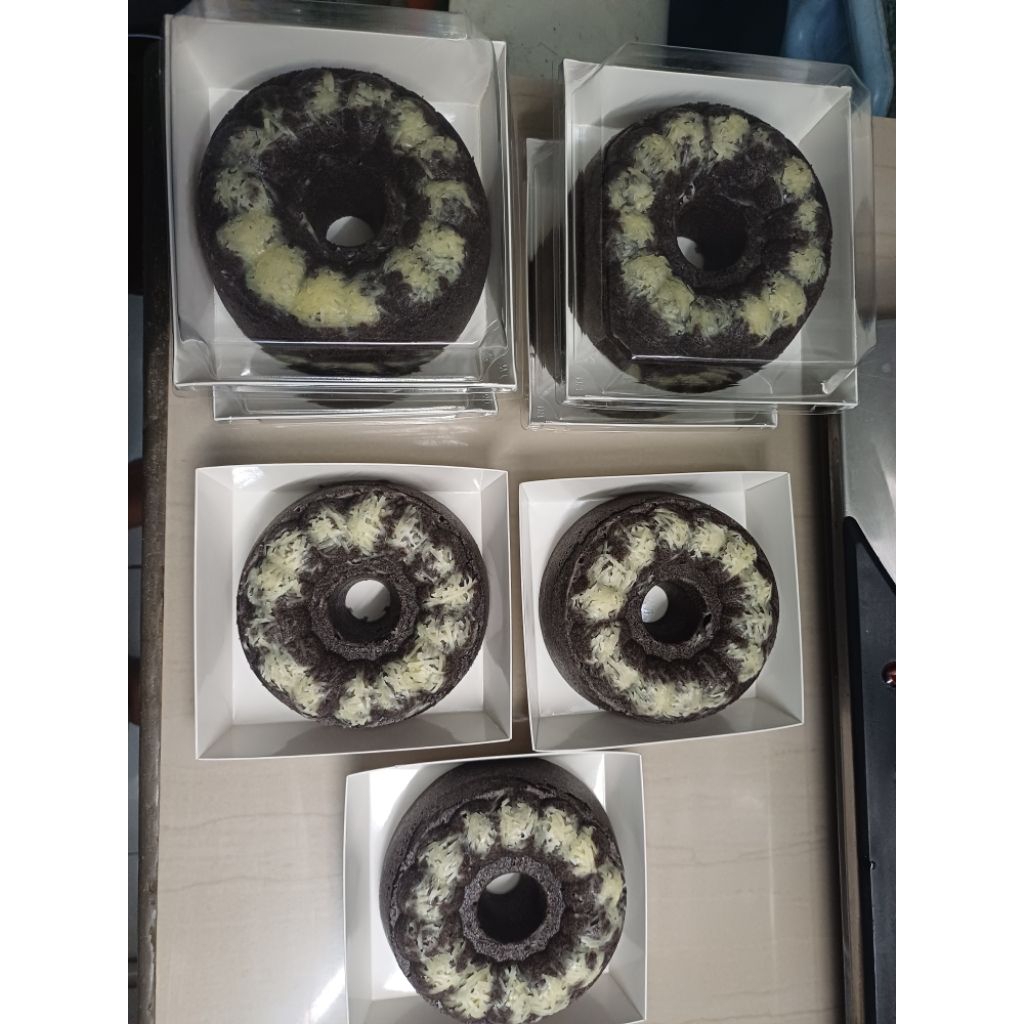 

BOLU KETAN HITAM KEJU LUMER / 2 PCS