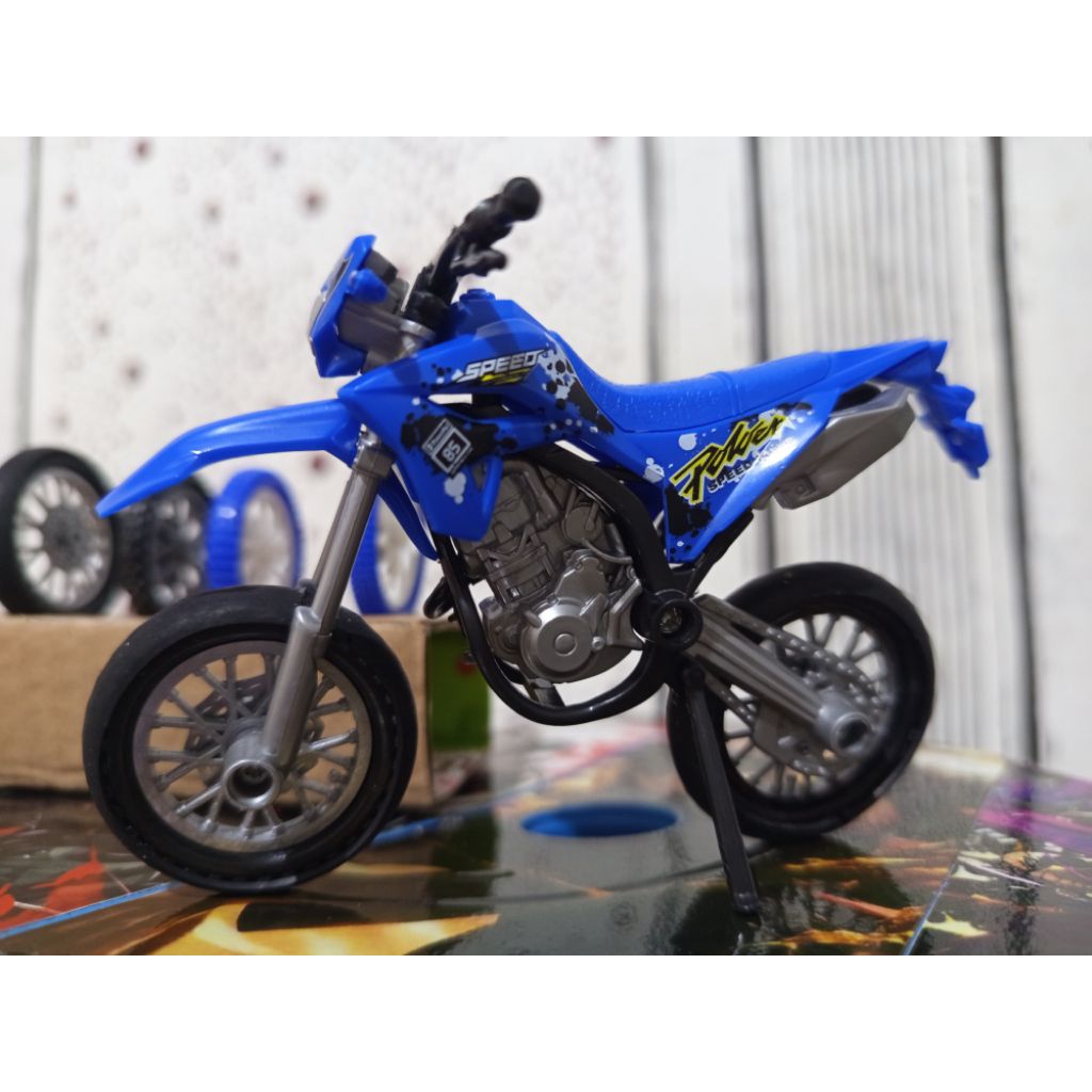 MINIATUR MOTOR BIKE DENGAN BAN KARET