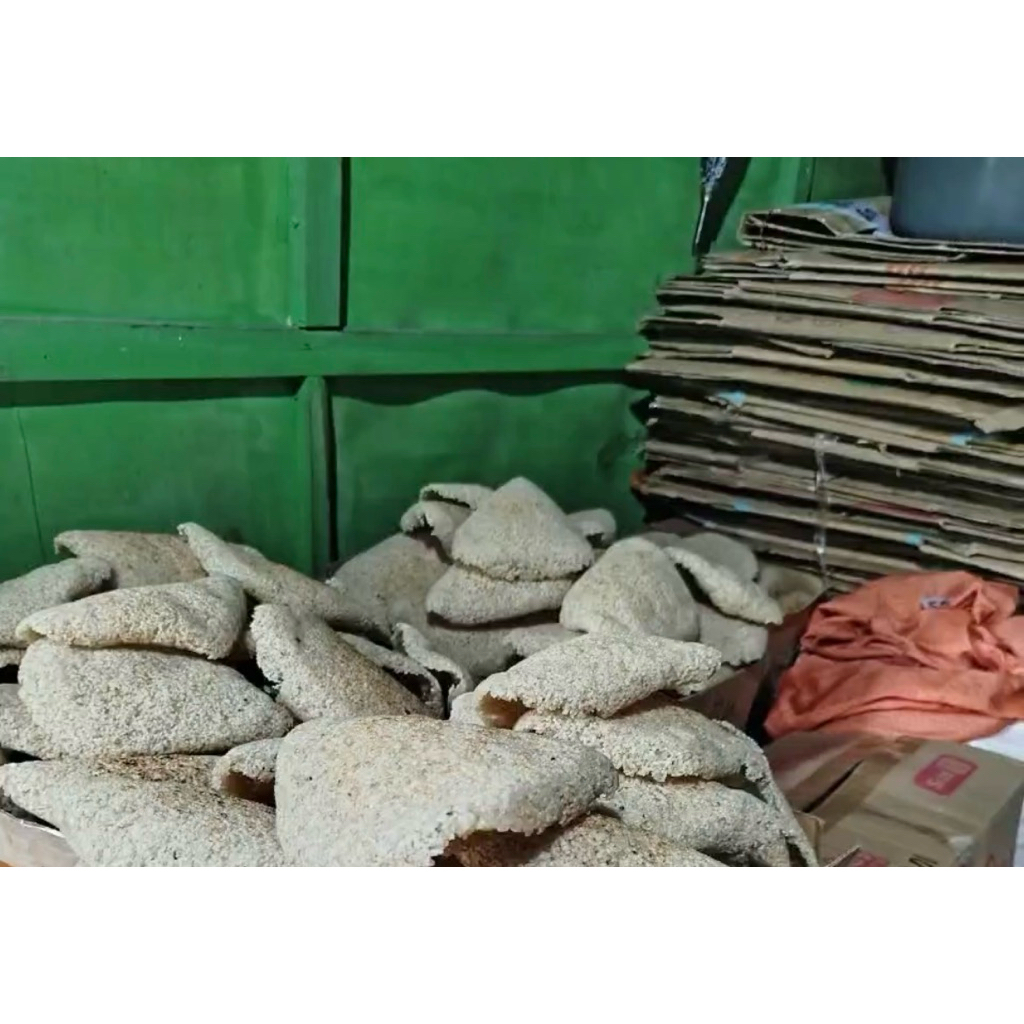 

intip/kerak nasi mentah