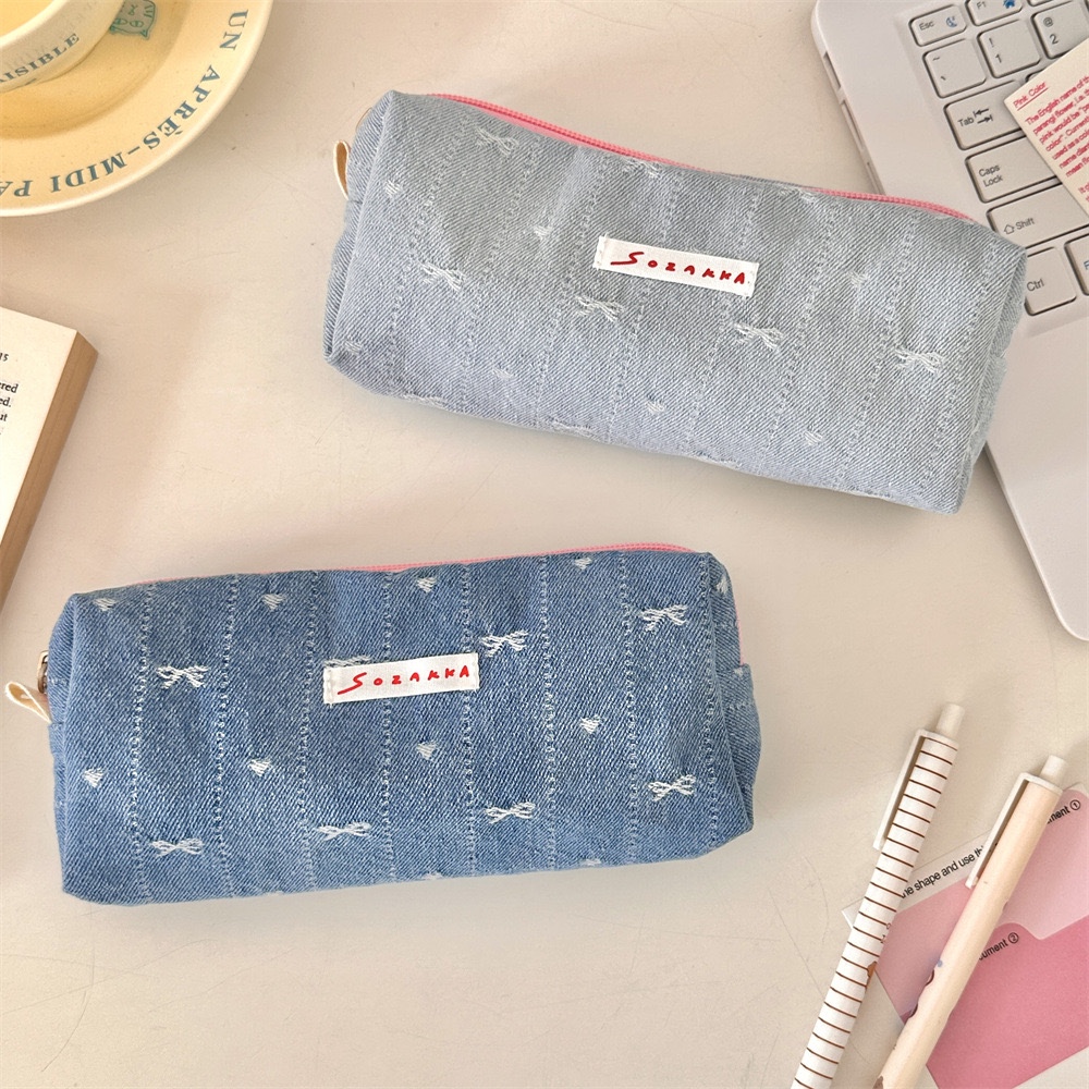 

NEW JEANS RIBBON PENCIL CASE / KOTAK PENSIL JEANS MOTIF PITA LUCU / POUCH TEMPAT MAKE UP / TEMPAT PENSIL COQUETTE / MAUDY PENCIL CASE / TEMPAT PENSIL AESTEHTIC KOREA STYLE / TRAVEL ORGANIZER / POUCH SERBAGUNA