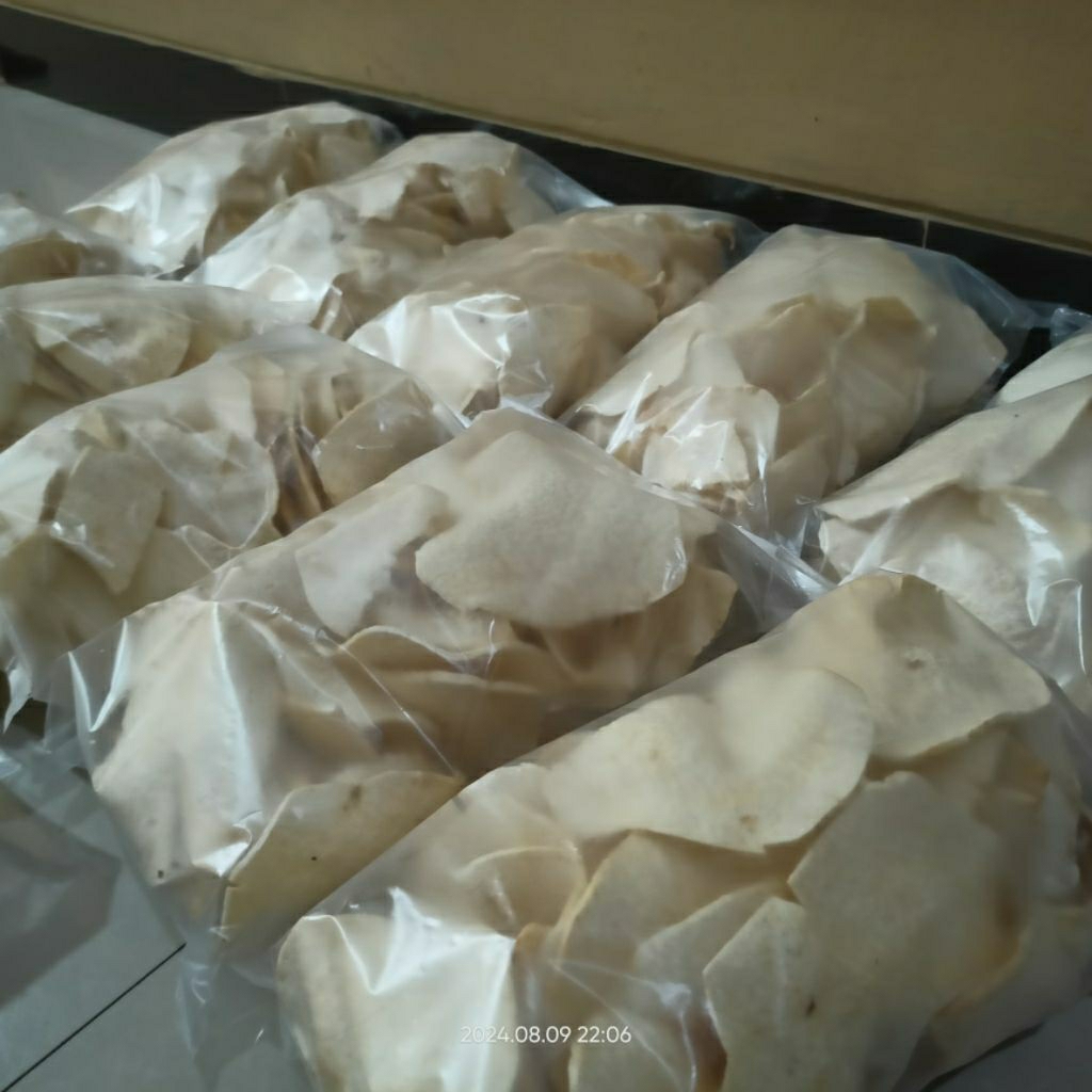 

kerupuk gadung mateng sudah di goreng tinggal makan