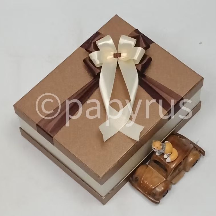 

PAPYRUS Sandwich 20x25 Tinggi 10cm Kotak Kado Gift Box Hadiah V1