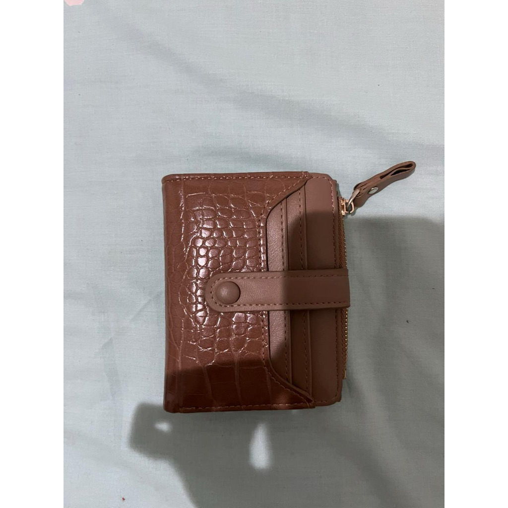 Dompet Coklat Motif Kulit Buaya – Mini Wallet Elegan & Multifungsi Preloved