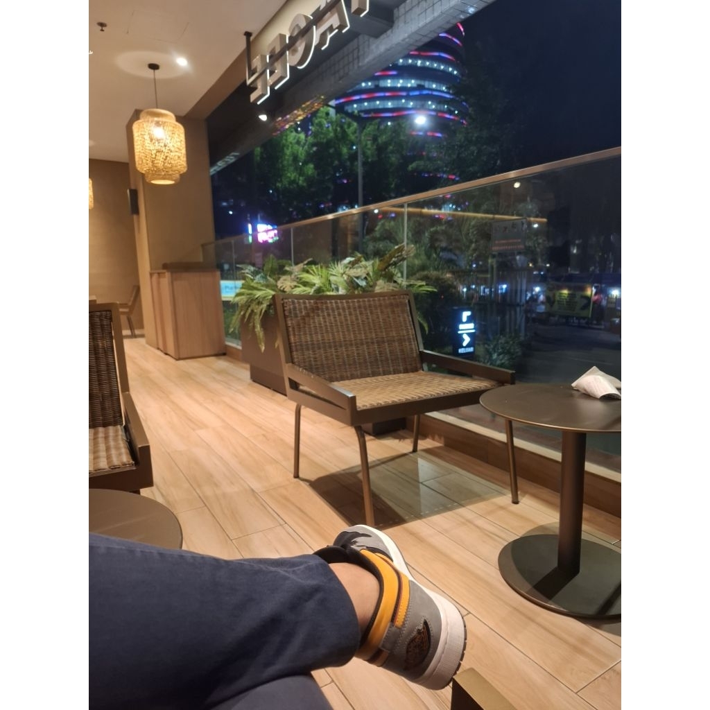 Sepatu NIKE Air Jordan 1Low Illuminates Vivid Orange Size 9