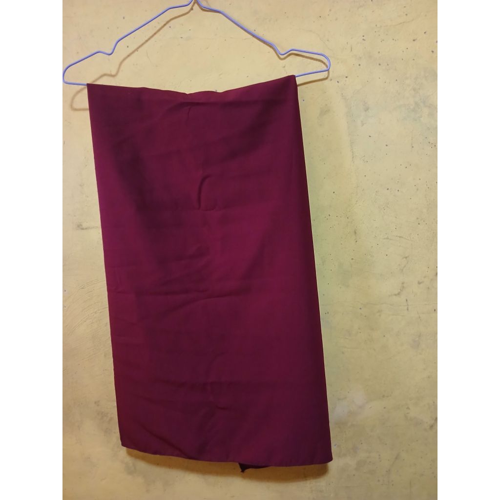 Jilbab segiempat wolfis ukuran 120x120 cm warna maroon