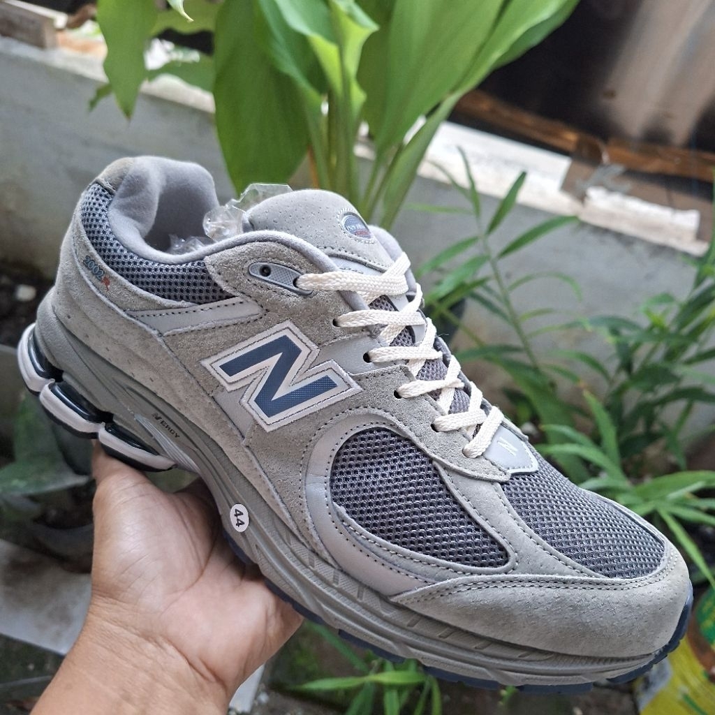 New balance 2002r size 44