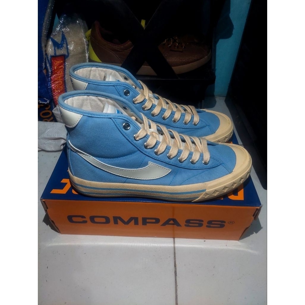 Compas retro cyan baby blue