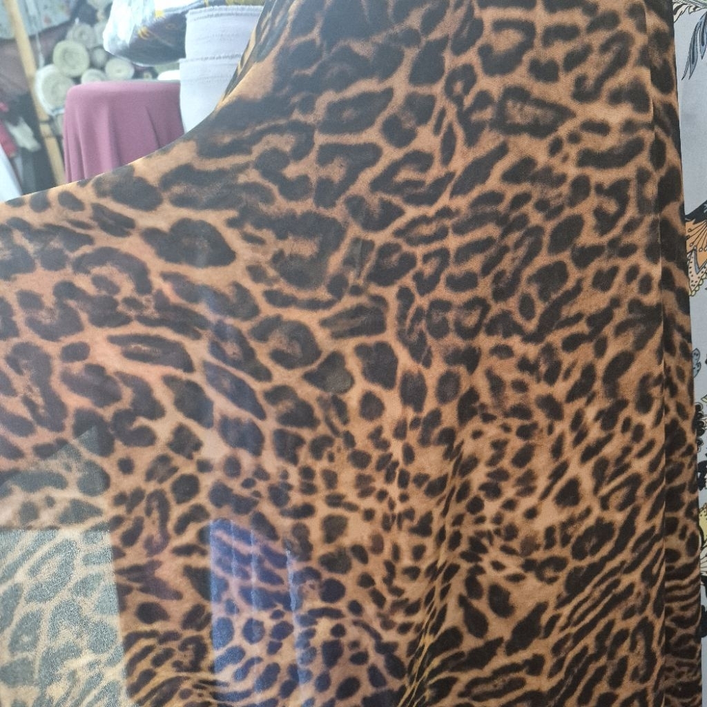 kain ceruti zara motif macan garment import-harga persetengah meter