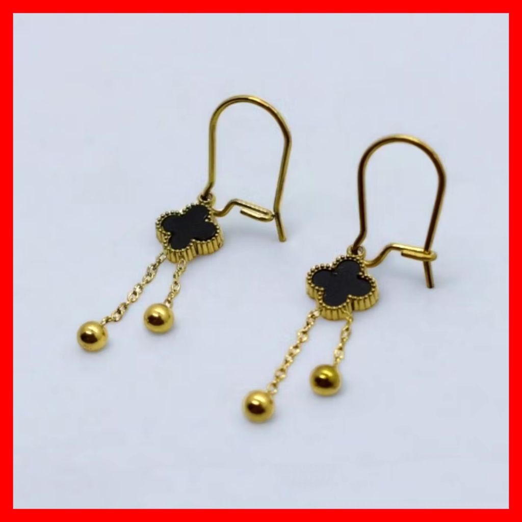 Anting Jurai Wanita Titanium Motif Clover Gerigi Anti Karat