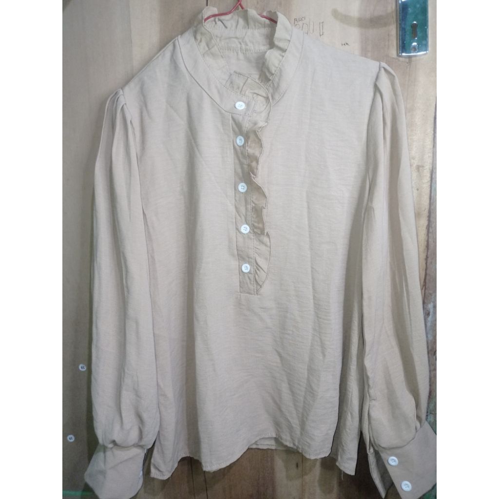 atasan blouse cream lengan puff balon