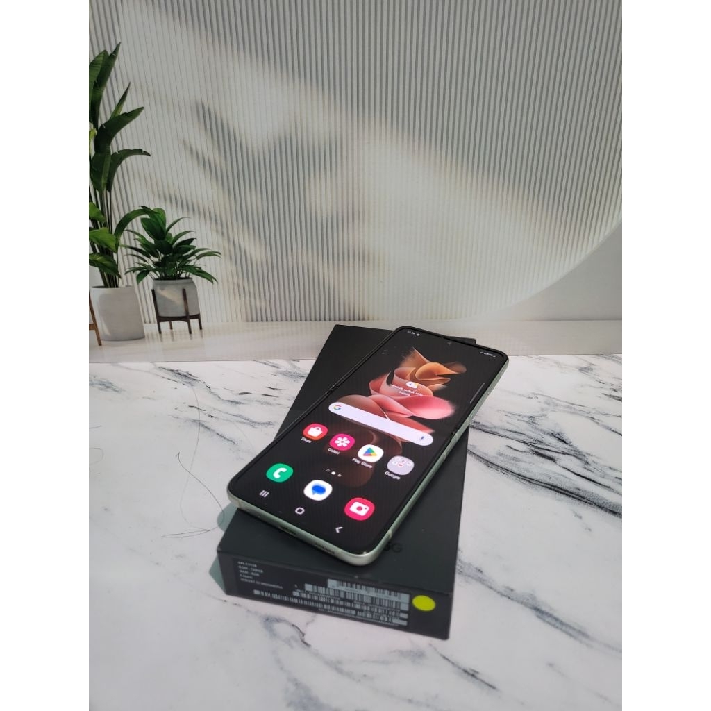 Samsung Galaxy Z flip 3 5G Bekas -Ram 8/ROM 128 Kondisi mulus fungsi normal