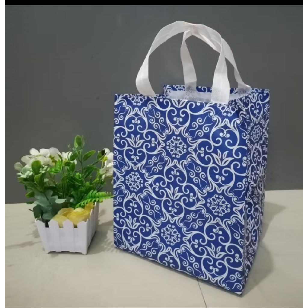 

12 pcs tas laminasi 22x23x28 hajatan