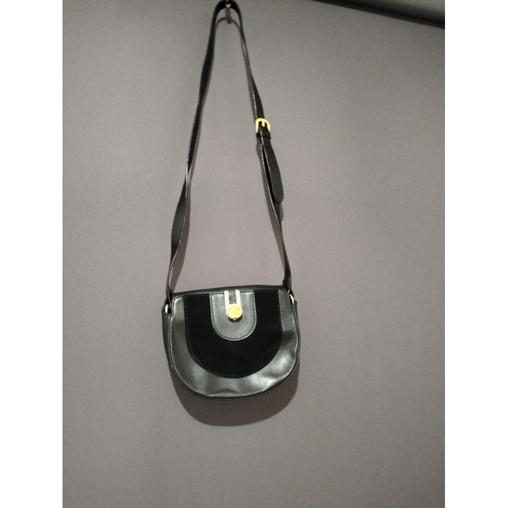 tas Sling hitam Massimo Dutti