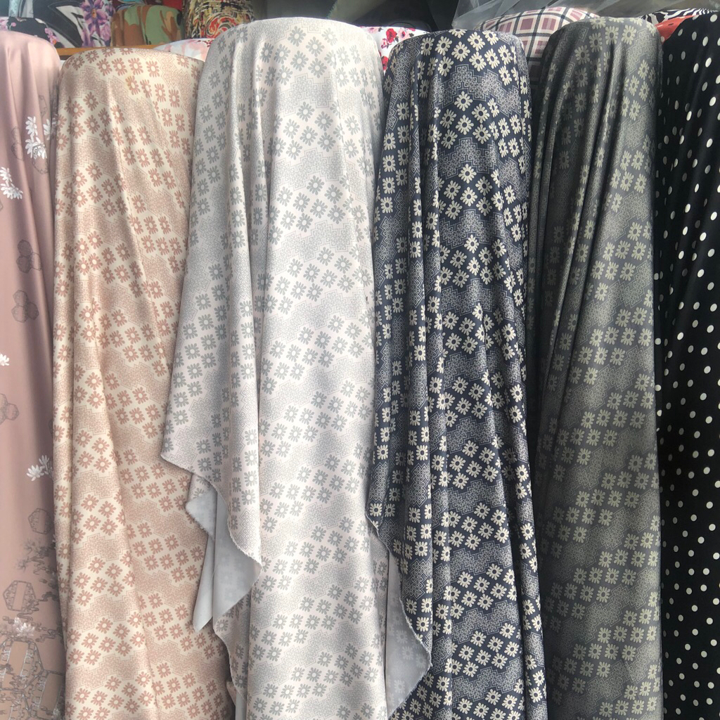 kain satin silk motif kotak - kain satin silk motif impor - kain silk original bnd