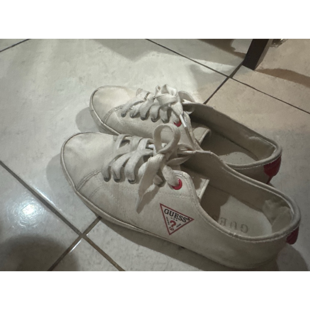 sepatu guess