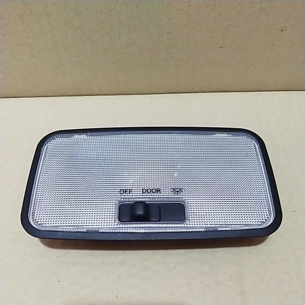 lampu plafon lampu kabin belakang Fortuner vrz Hilux Revo GR original