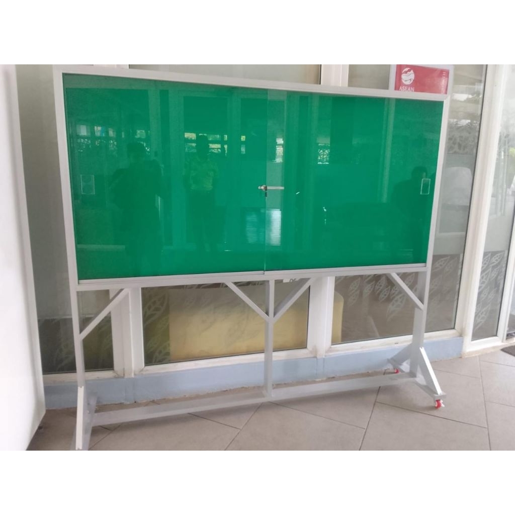 

Mading kaca standing 120 x 180 cm