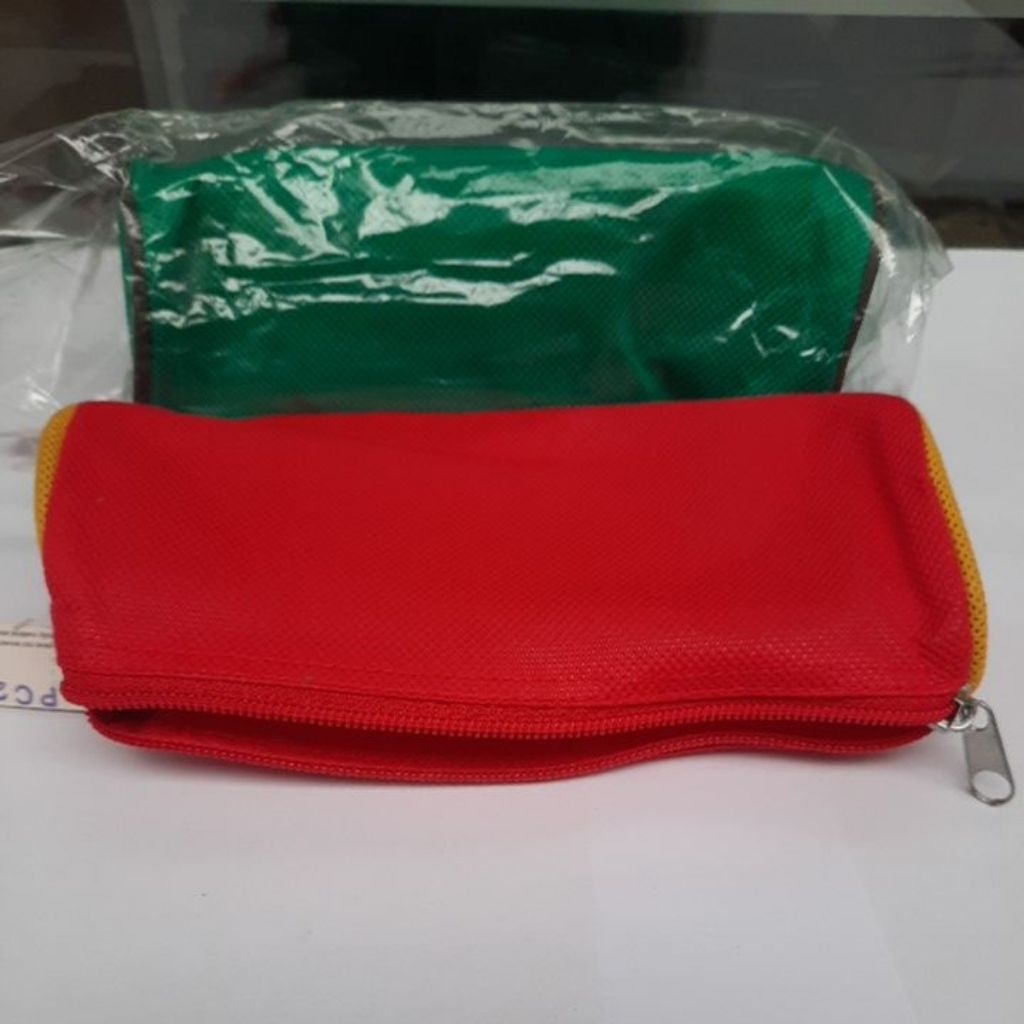 

Tempat pensil resleting CC dengan beraneka macam warna