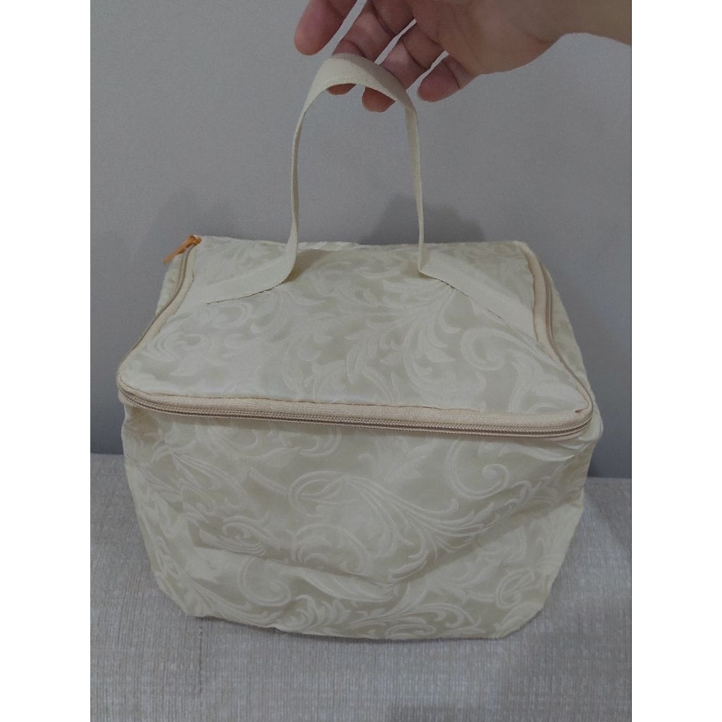 

Tas Hampers / Kotak Nasi Kubus Embos 22 x 22 Krem