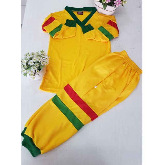 baju olah raga untuk tk atau paud warna kuning kuning lis hijau merah