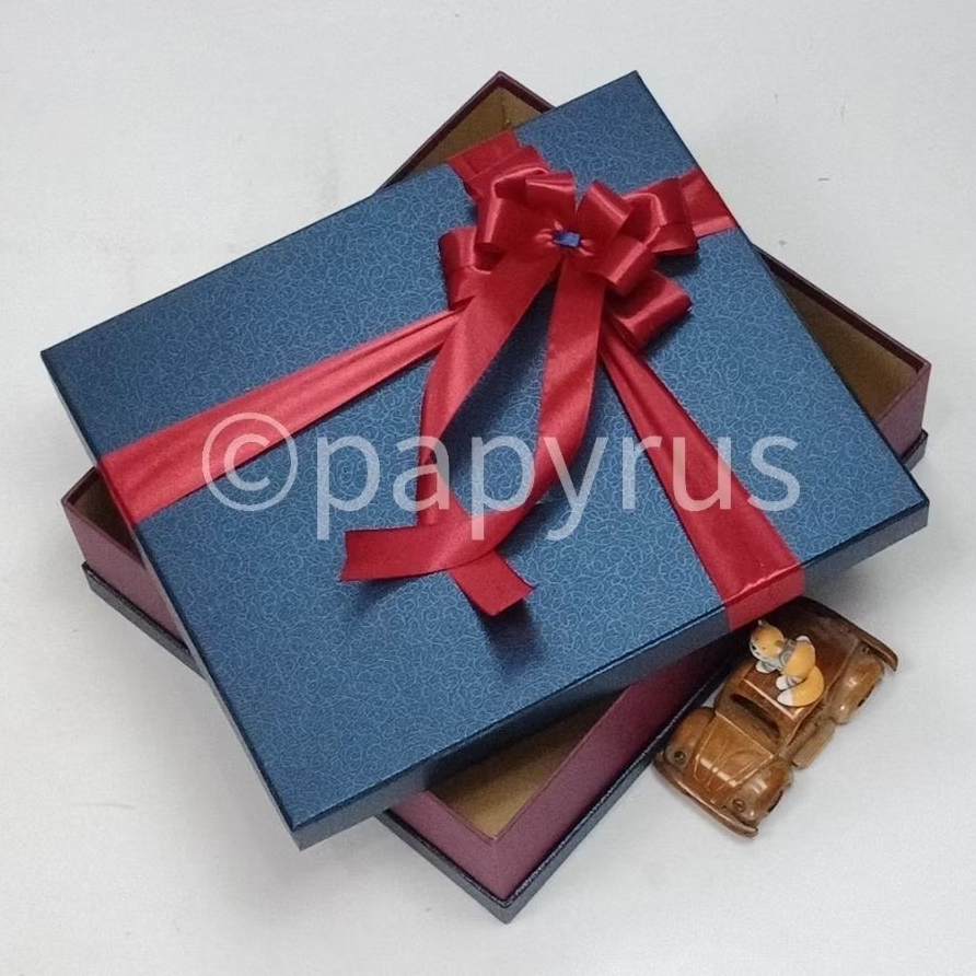 

PAPYRUS Sandwich 30x35 Tinggi 8cm Kotak Kado Gift Box Hadiah V2